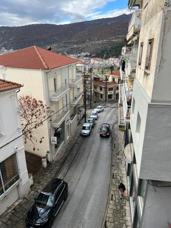Θέα από το Sweet Home Mitropoleos προς τον δρόμο και την Καστοριά